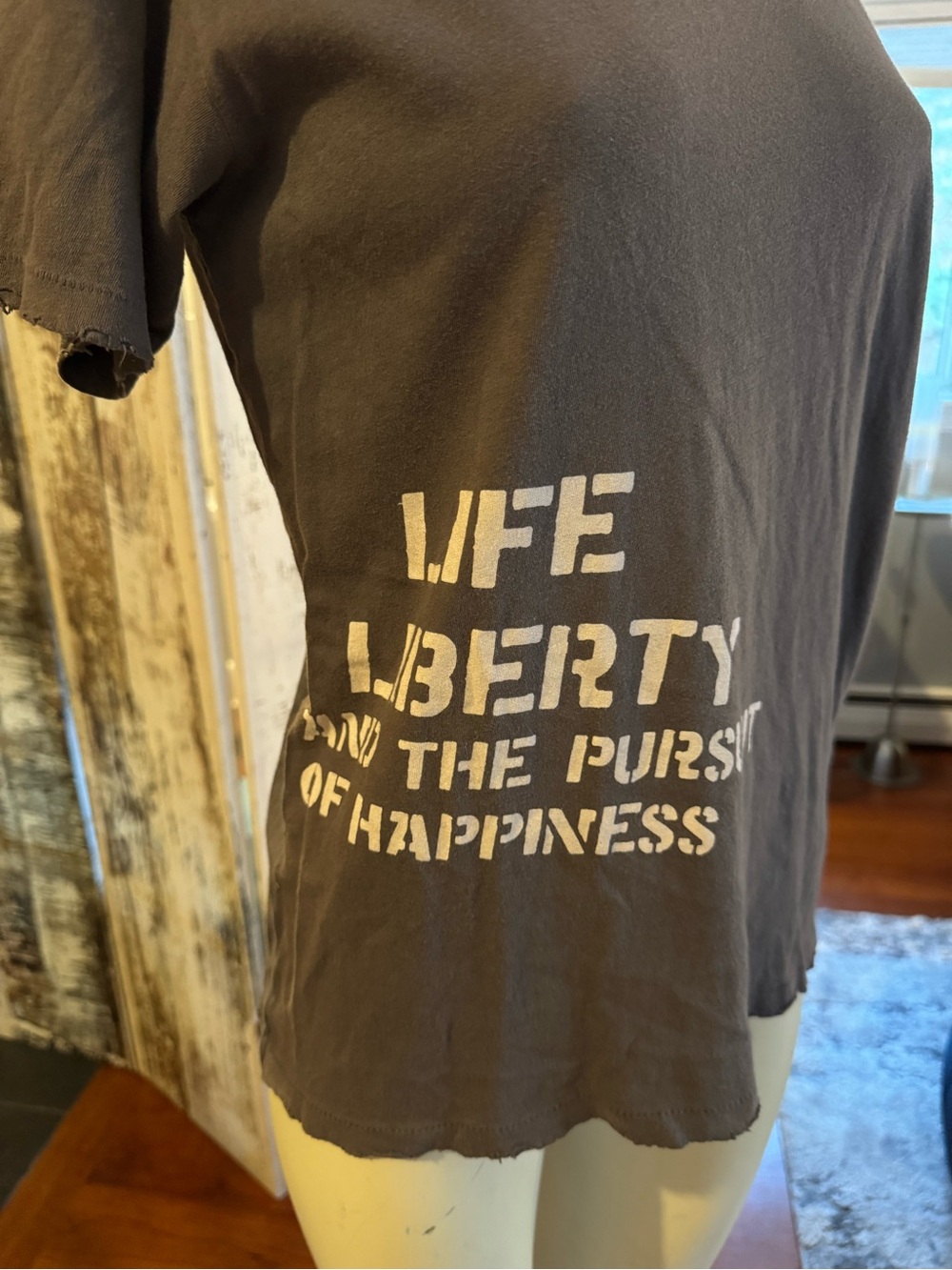 UNIQUE message tee with hem placement message